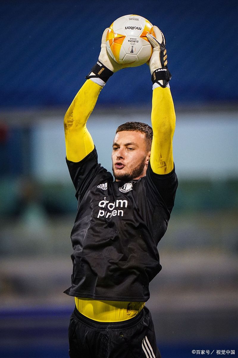 瓦伦西亚绿茵场上展现攻守两端实力的简单介绍