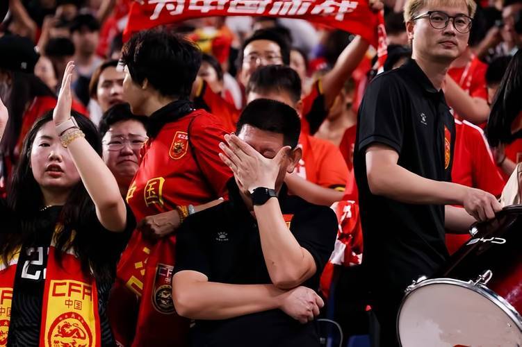 比赛期间精彩绝伦瞬间,球迷痴迷 比赛期间精彩绝伦瞬间,球迷痴迷