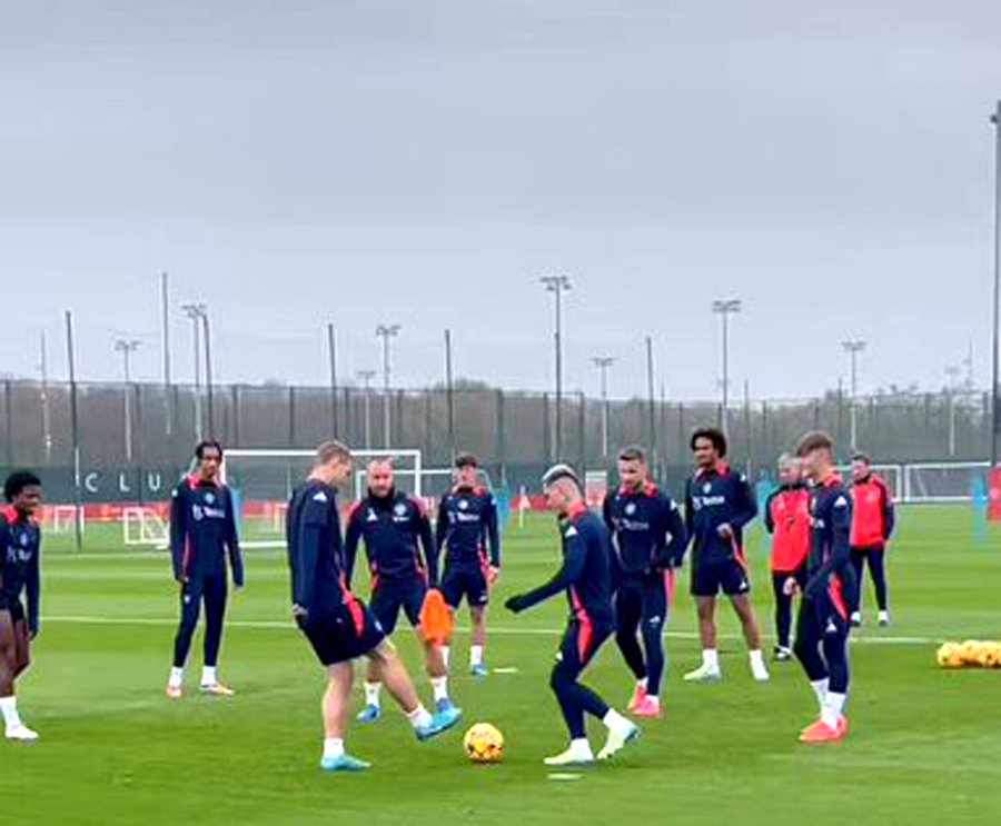 曼联球员合练意外受伤，队伍备战出现障碍的简单介绍