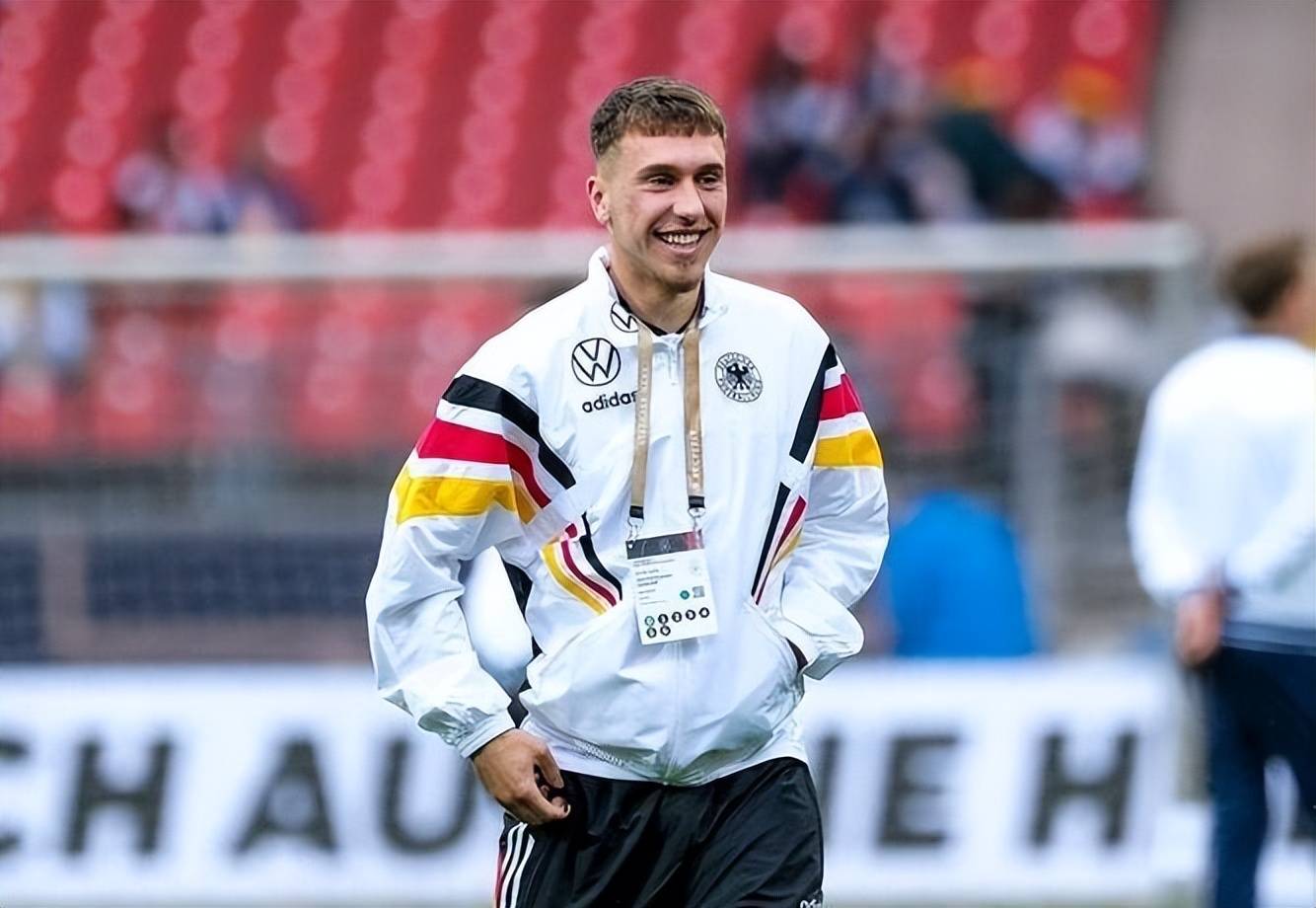 夺顶冠:勒沃库森领跑德甲积分榜 夺顶冠:勒沃库森领跑德甲积分榜