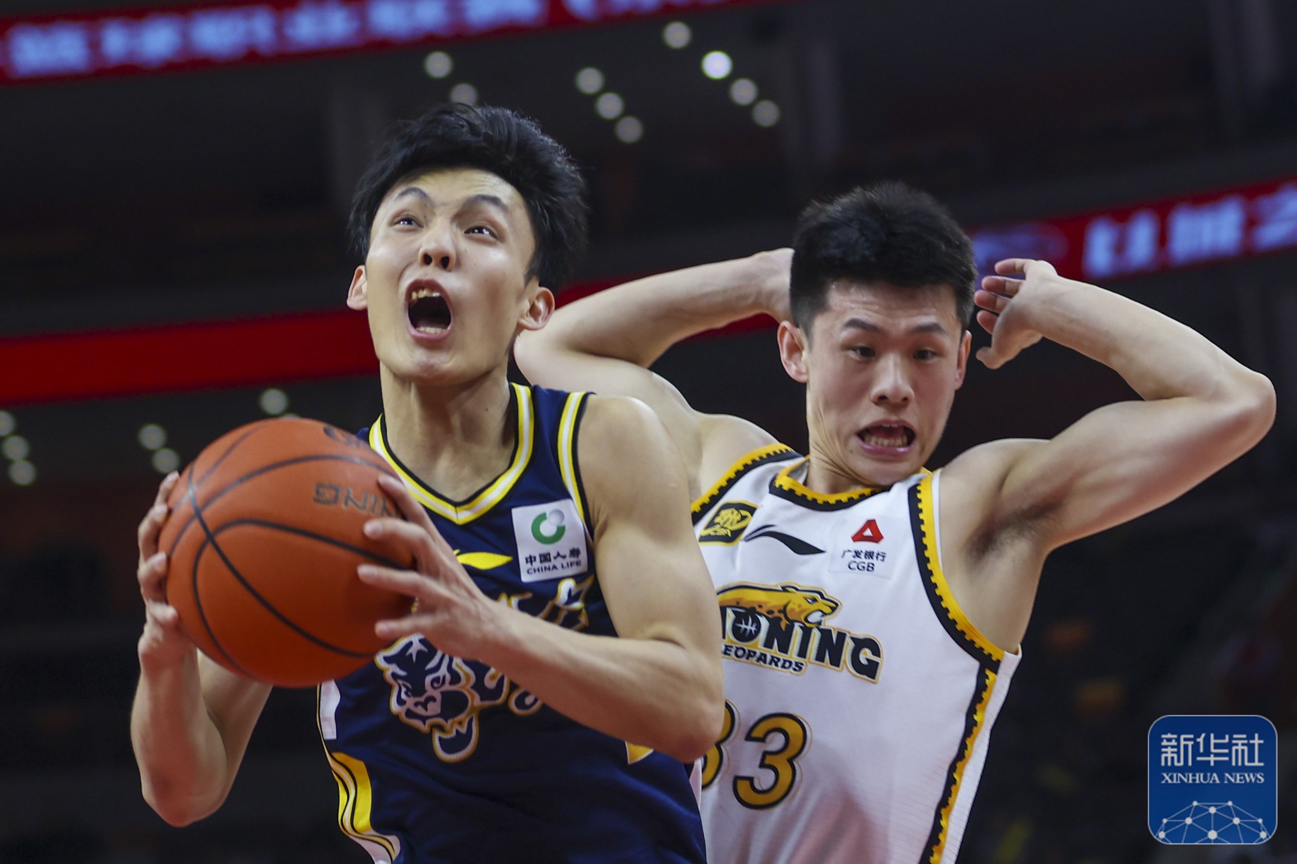 球员在赛场上拼搏争取胜利激发全场热情 球员在赛场上拼搏争取胜利激发全场热情