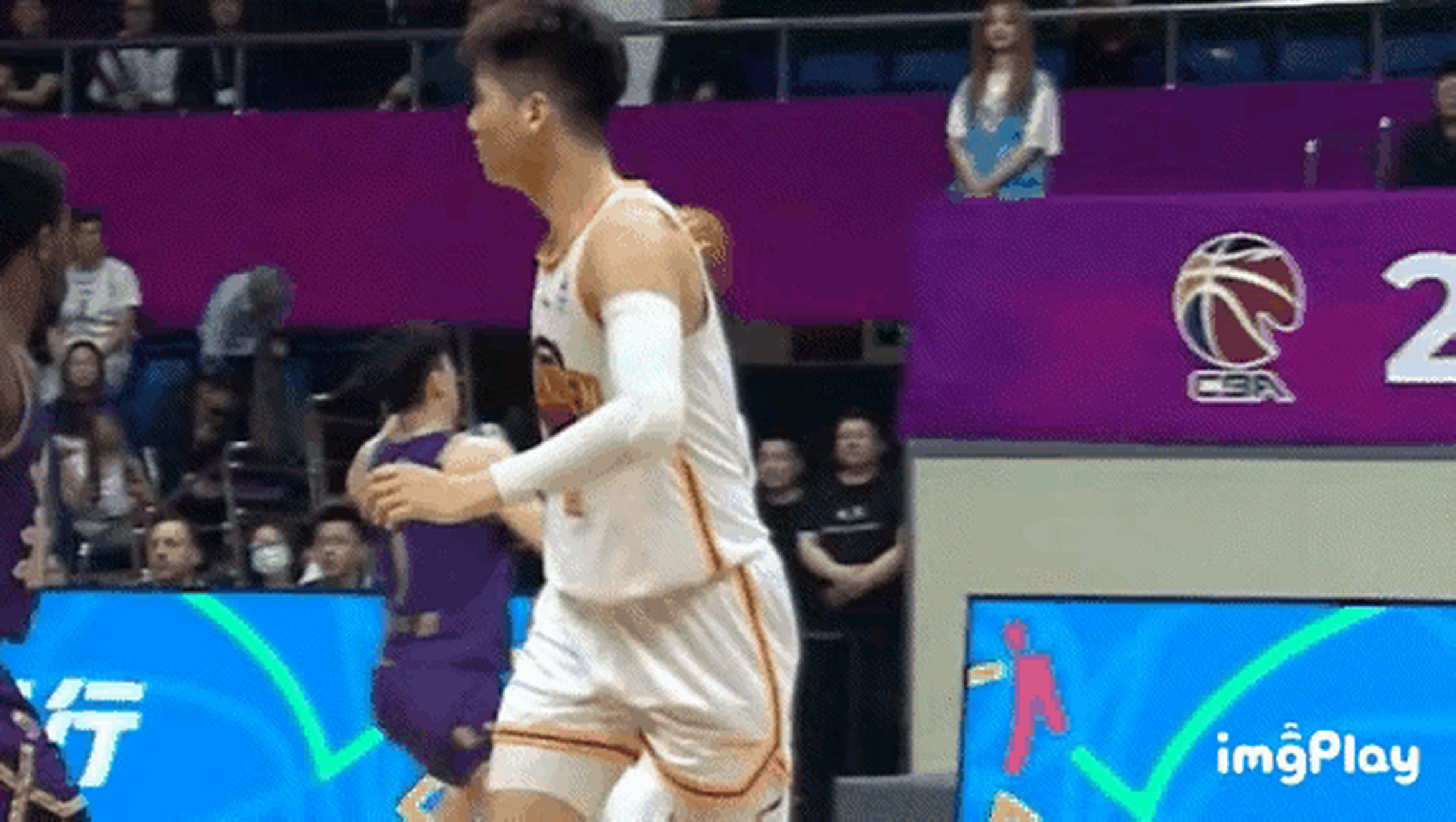 球员在赛场上拼搏争取胜利激发全场热情 球员在赛场上拼搏争取胜利激发全场热情