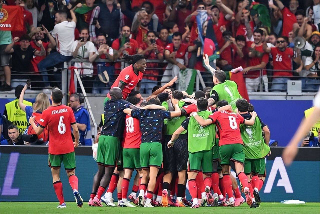 紧张对抗：法国队力争战胜意大利队的围剿的简单介绍