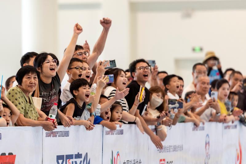 比赛现场观众热情高涨,为双方加油助威 比赛现场观众热情高涨,为双方加油助威