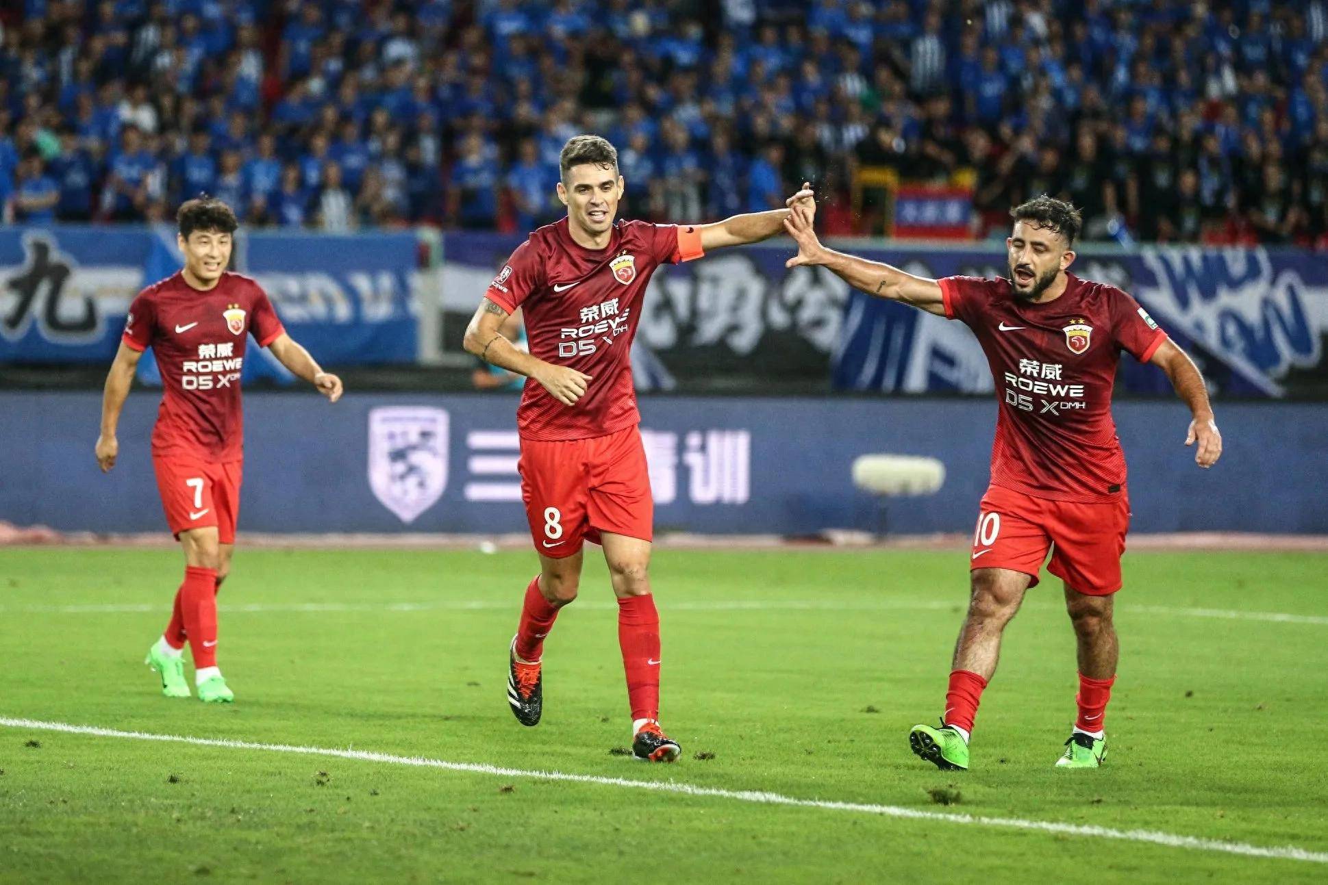 传奇球星再次闪耀赛场，引发狂热的简单介绍