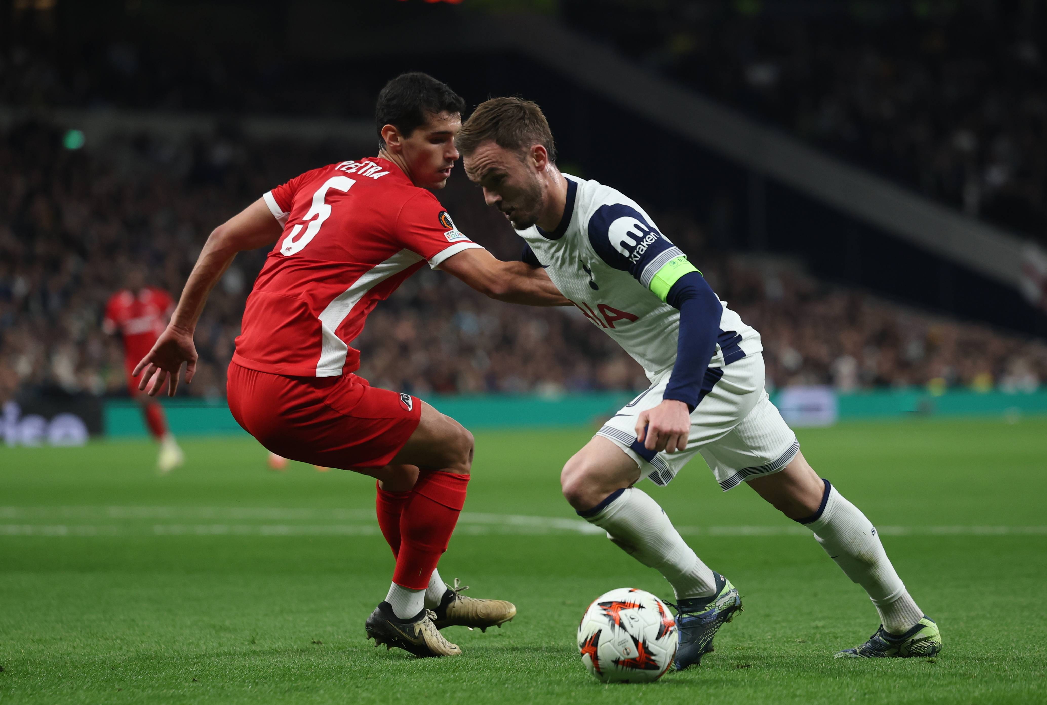 穷追不舍!球员冲刺全力为球队争胜 穷追不舍!球员冲刺全力为球队争胜