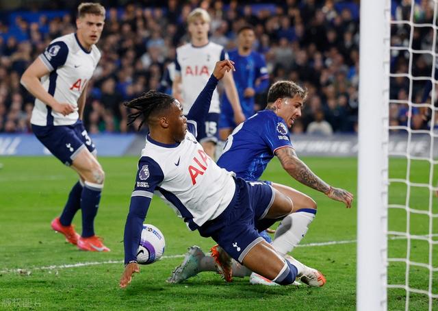 切尔西后防再失误,惨遭对手绝杀 切尔西后防再失误,惨遭对手绝杀