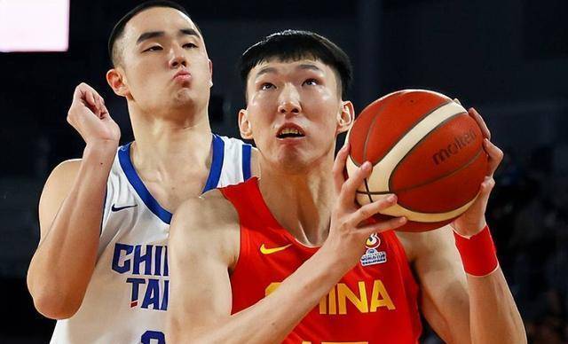 篮球比赛中一名球员突然晕倒引发警惕 篮球比赛中一名球员突然晕倒引发警惕