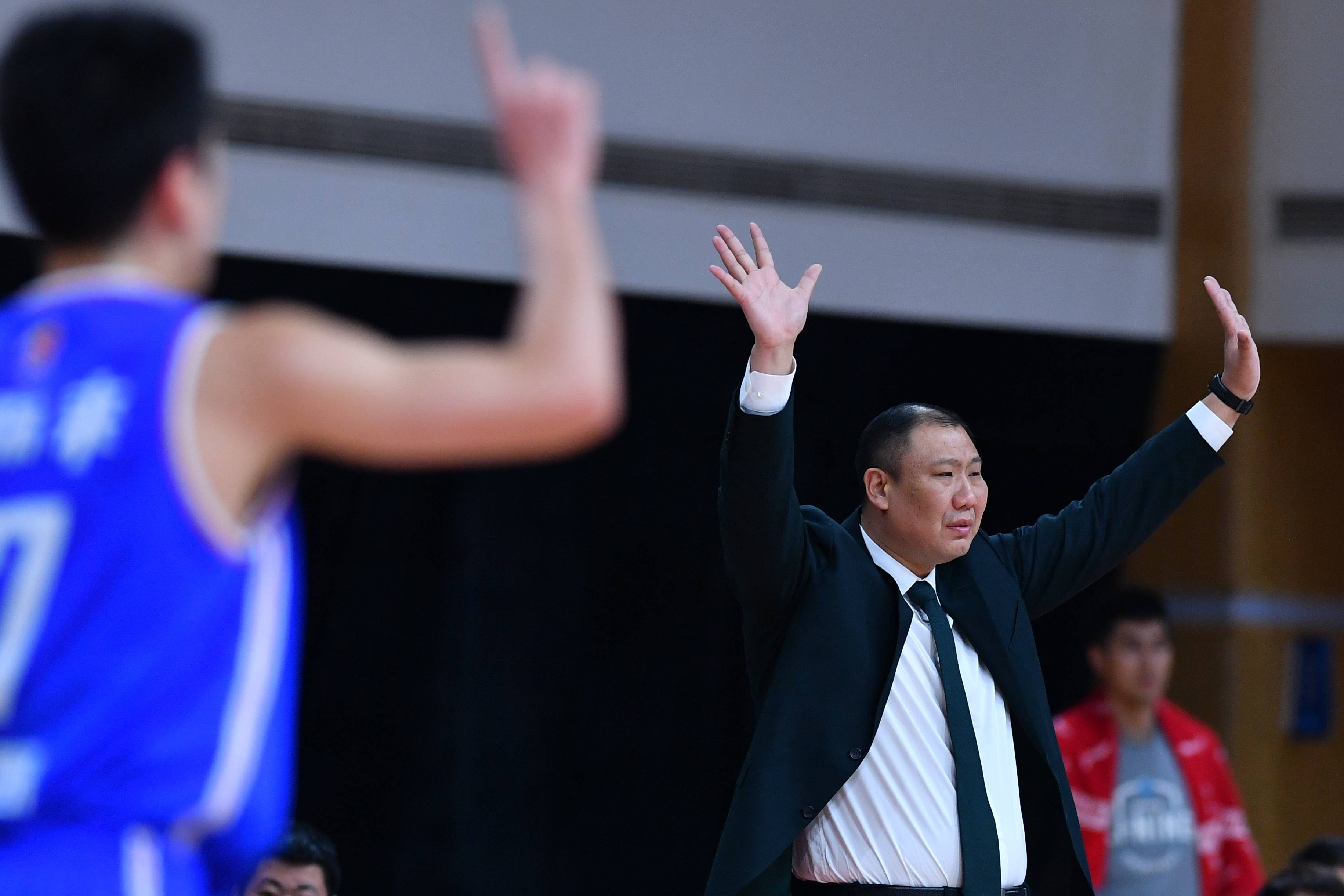 篮球比赛中一名球员突然晕倒引发警惕 篮球比赛中一名球员突然晕倒引发警惕