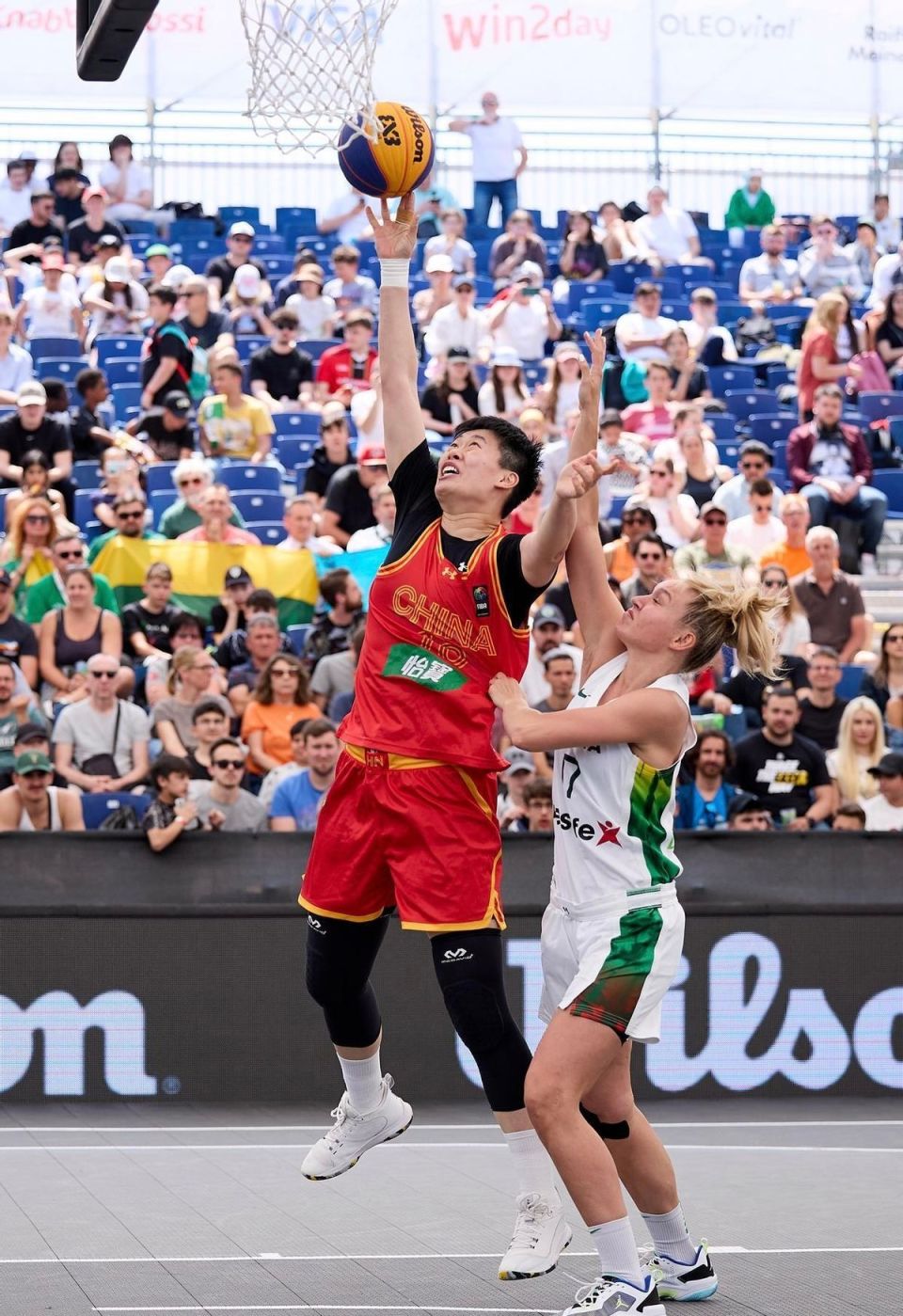 立陶宛队夺冠,狂欢庆功 立陶宛队夺冠,狂欢庆功