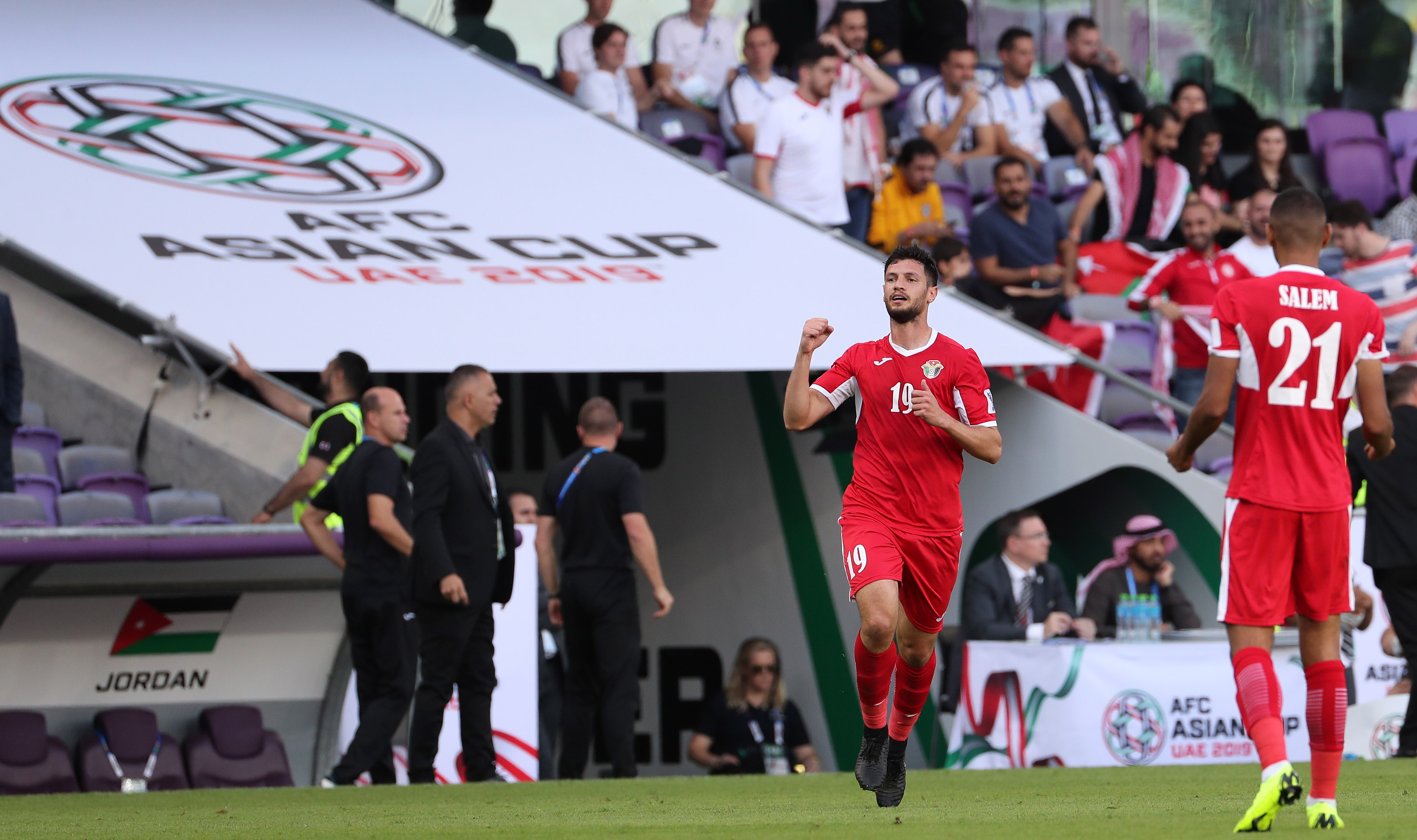 重庆队在比赛中打破僵局,成功挽回颓势 重庆队在比赛中打破僵局,成功挽回颓势