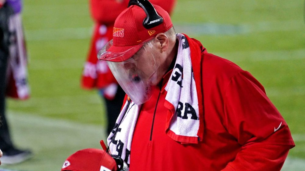 劈叉之后美国橄榄球选手激烈较量一问三不答