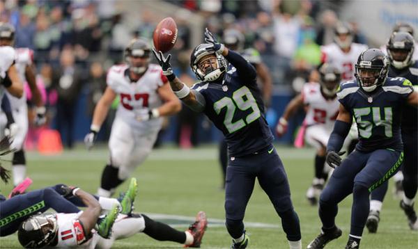 劈叉之后美国橄榄球选手激烈较量一问三不答