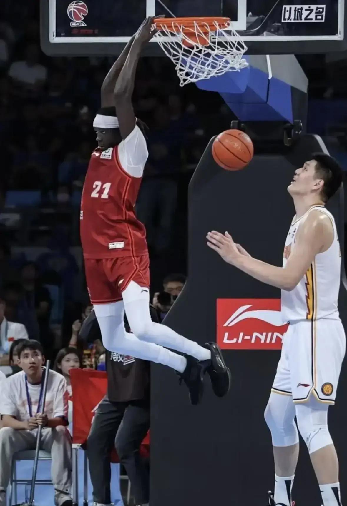 球员个人表现抢眼,带领球队取得惊人胜利 球员个人表现抢眼,带领球队取得惊人胜利