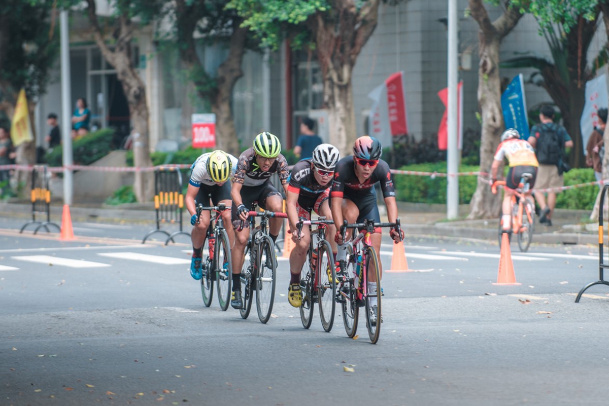 澳大利亚男子自行车选手突围夺魁 澳大利亚男子自行车选手突围夺魁