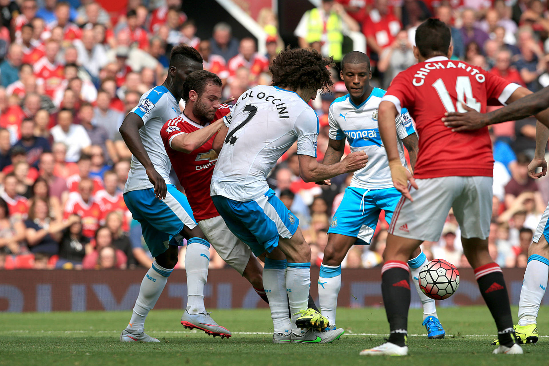 激烈较量涌现精彩看点，球迷目不转睛