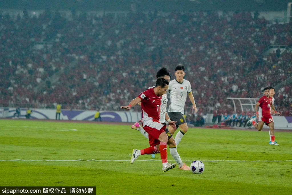 激烈较量涌现精彩看点，球迷目不转睛