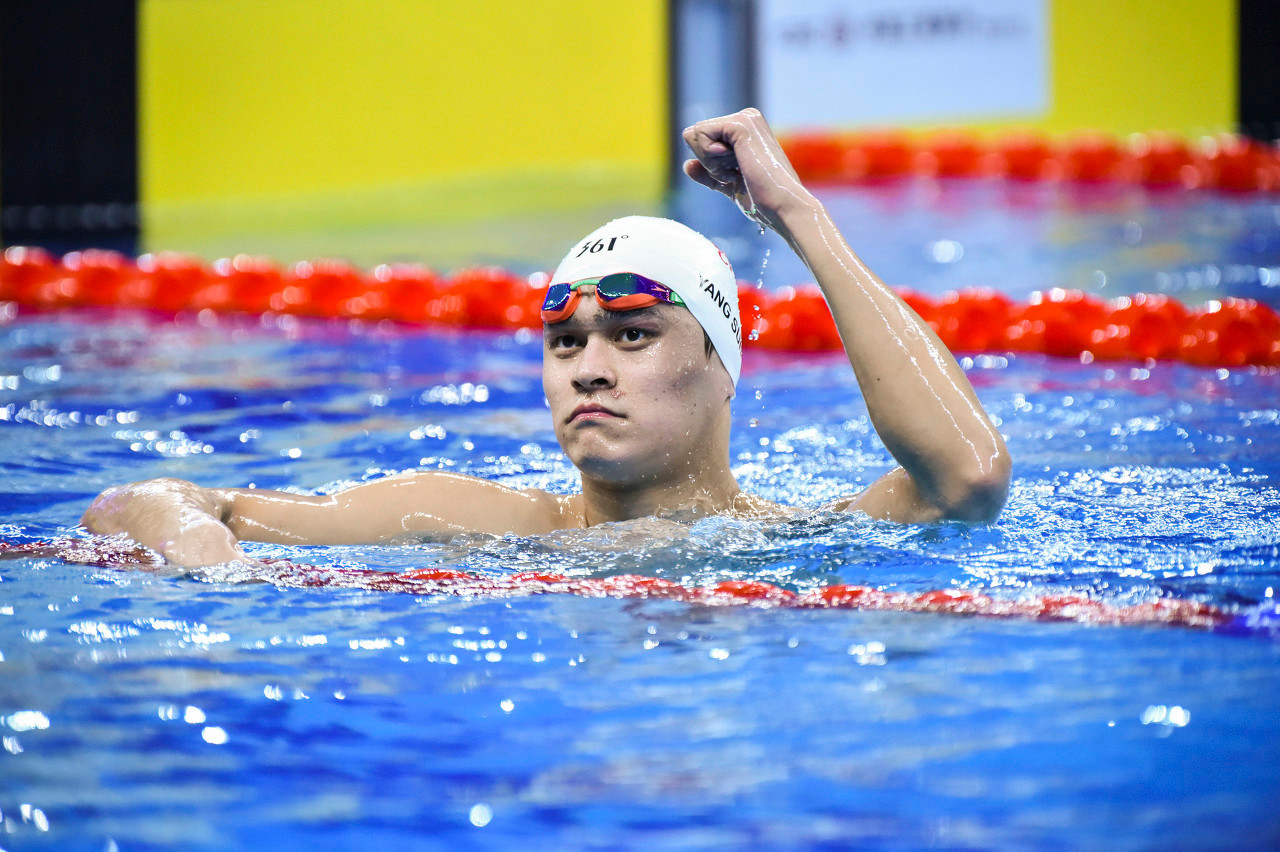 运动员投入比赛,在关键时刻大显身手 运动员投入比赛,在关键时刻大显身手