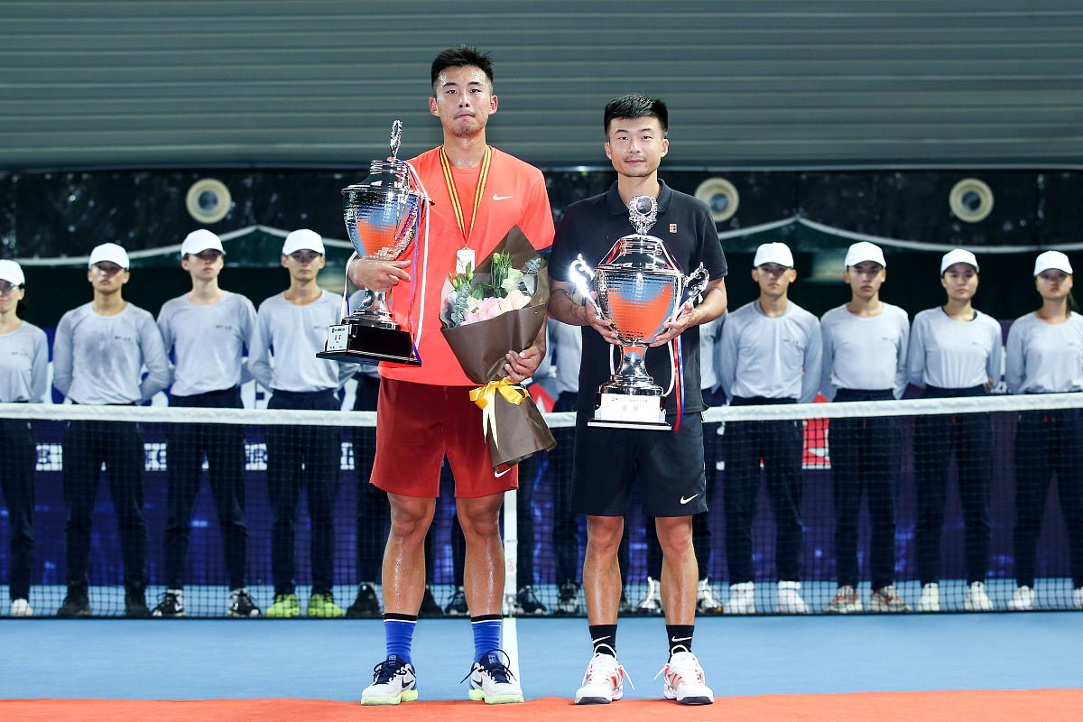 运动员投入比赛,在关键时刻大显身手 运动员投入比赛,在关键时刻大显身手