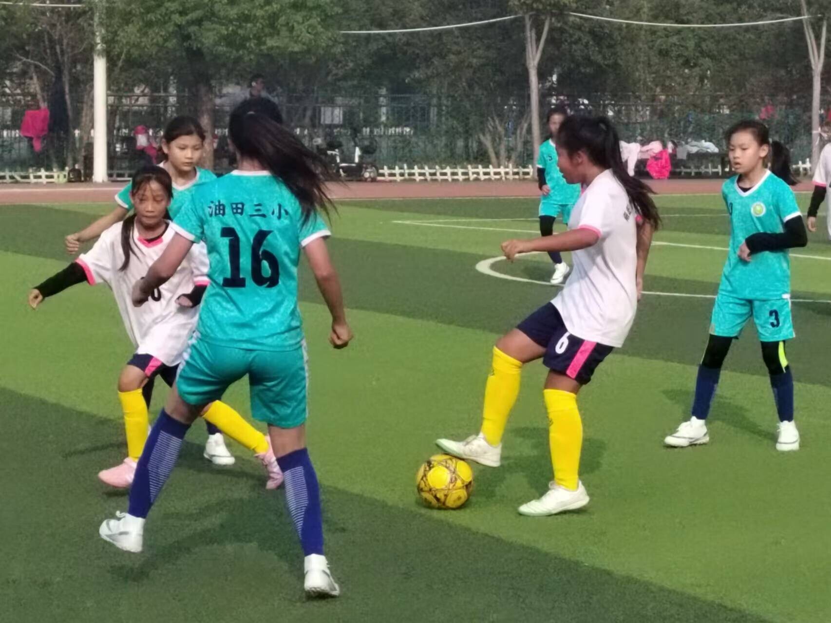 足球场上女队展现出真正实力