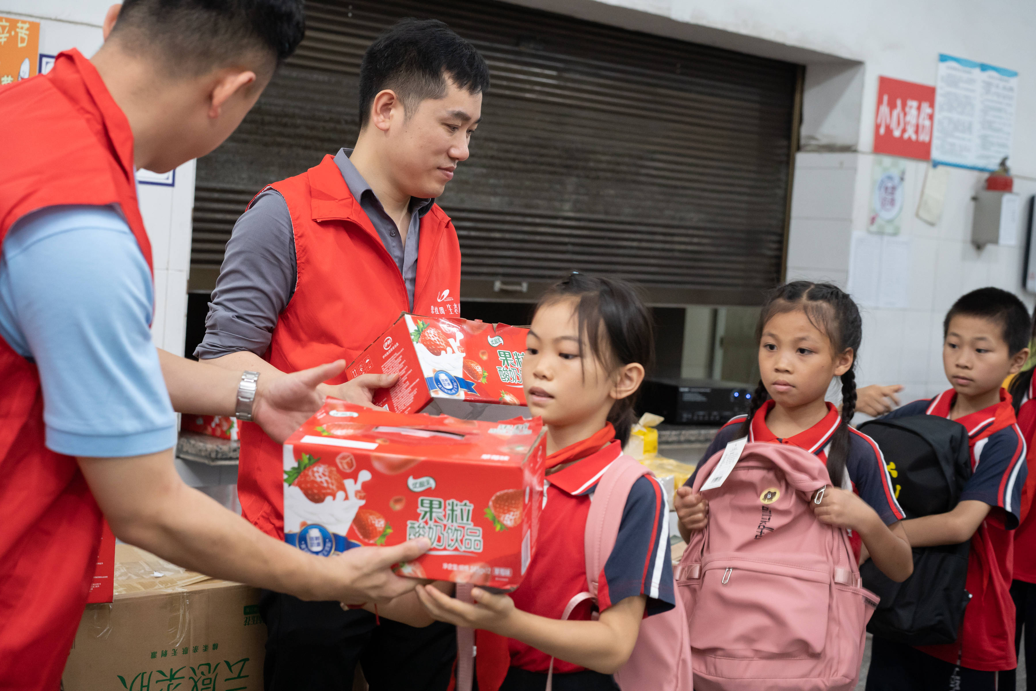 关于众星齐聚为慈善足球赛献爱心的信息 关于众星齐聚为慈善足球赛献爱心的信息