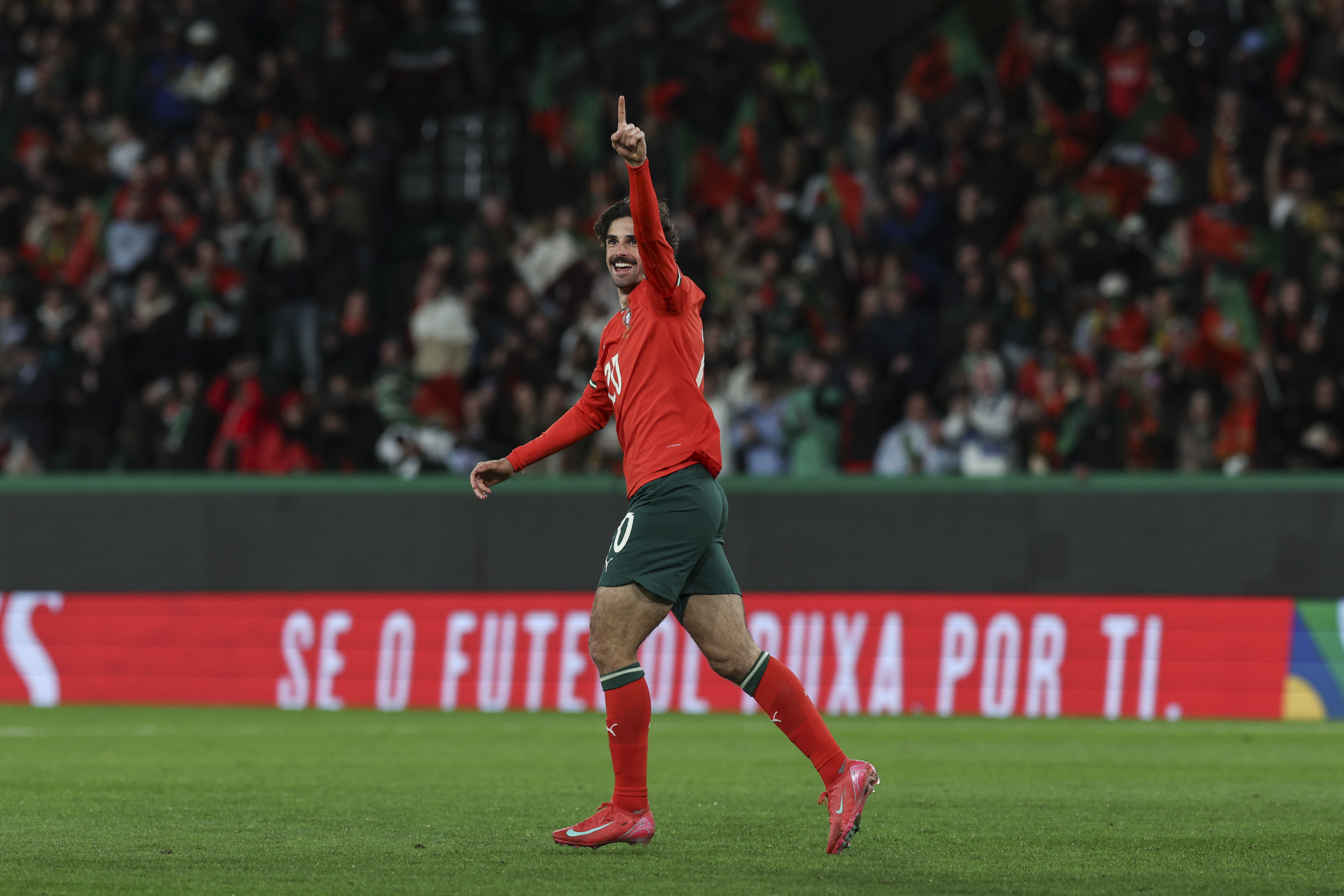 葡萄牙男足惊险取胜，晋级八强