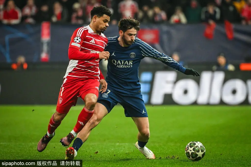 英格兰主场大胜罗马尼亚斯特林破门