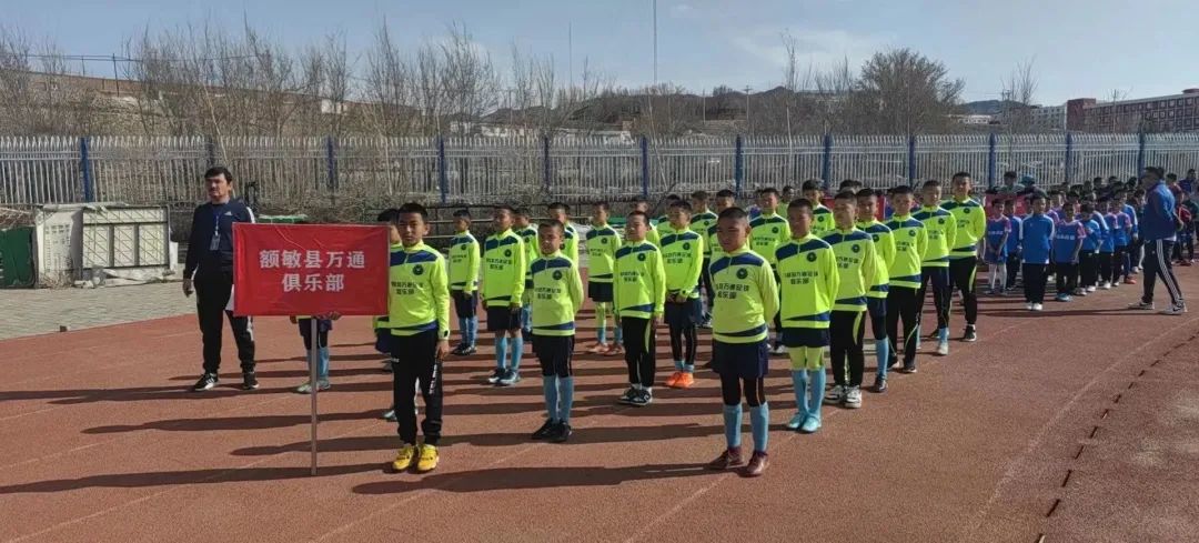 坚韧不拔，球队夺得光辉胜利