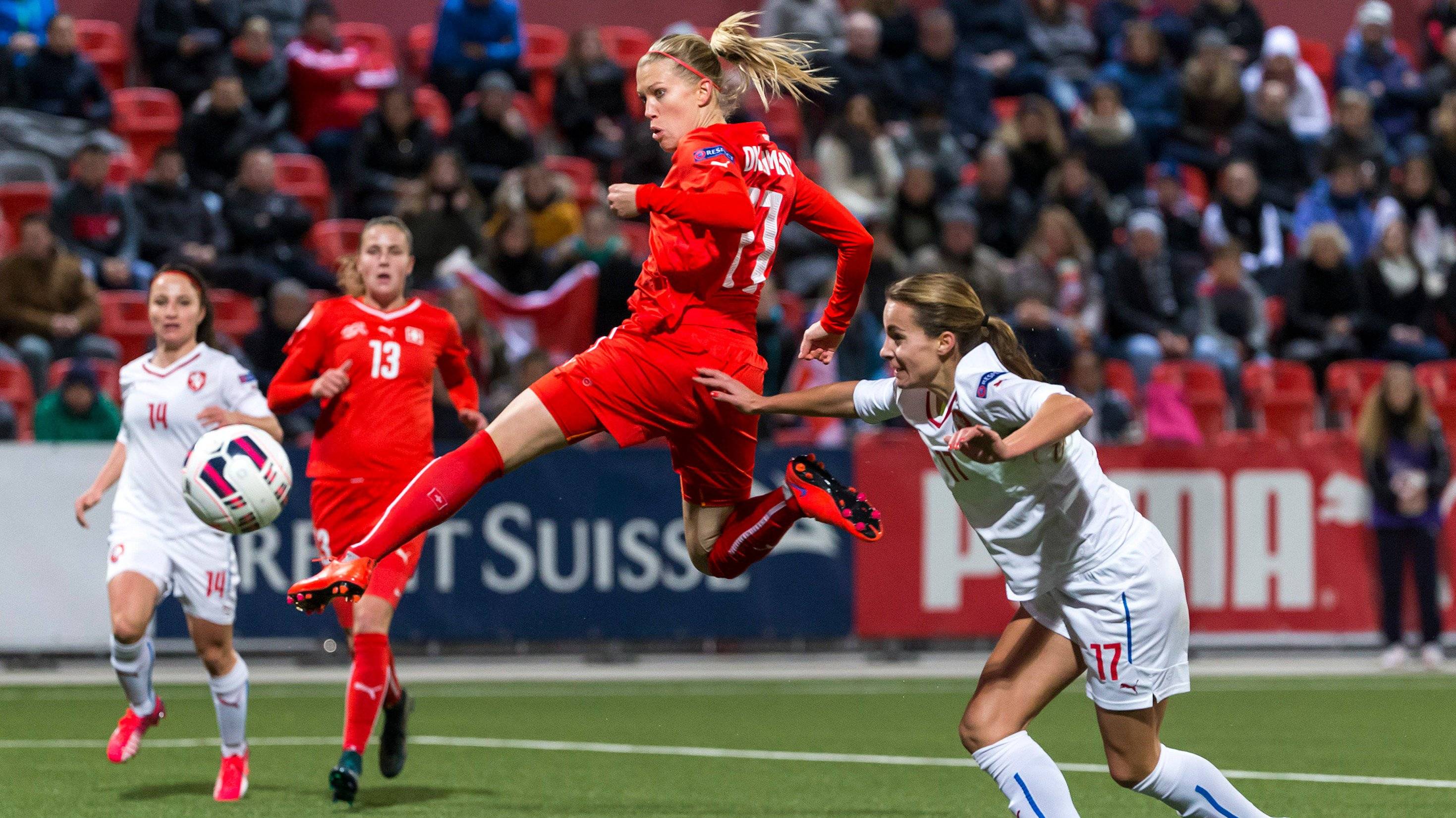 瑞士女足队员获赛季最佳球员奖