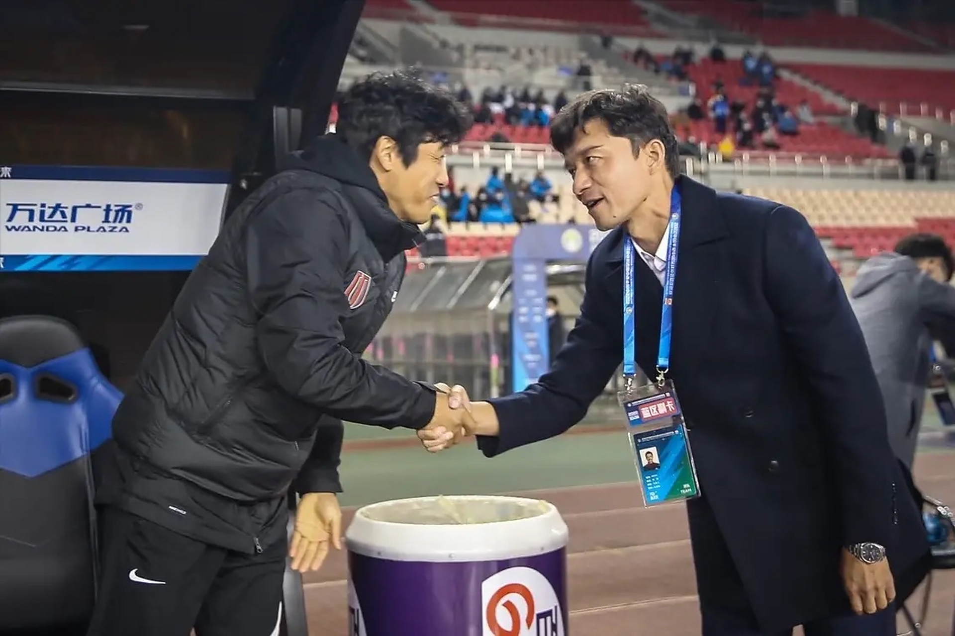 双雄对阵场面激烈，未分胜负