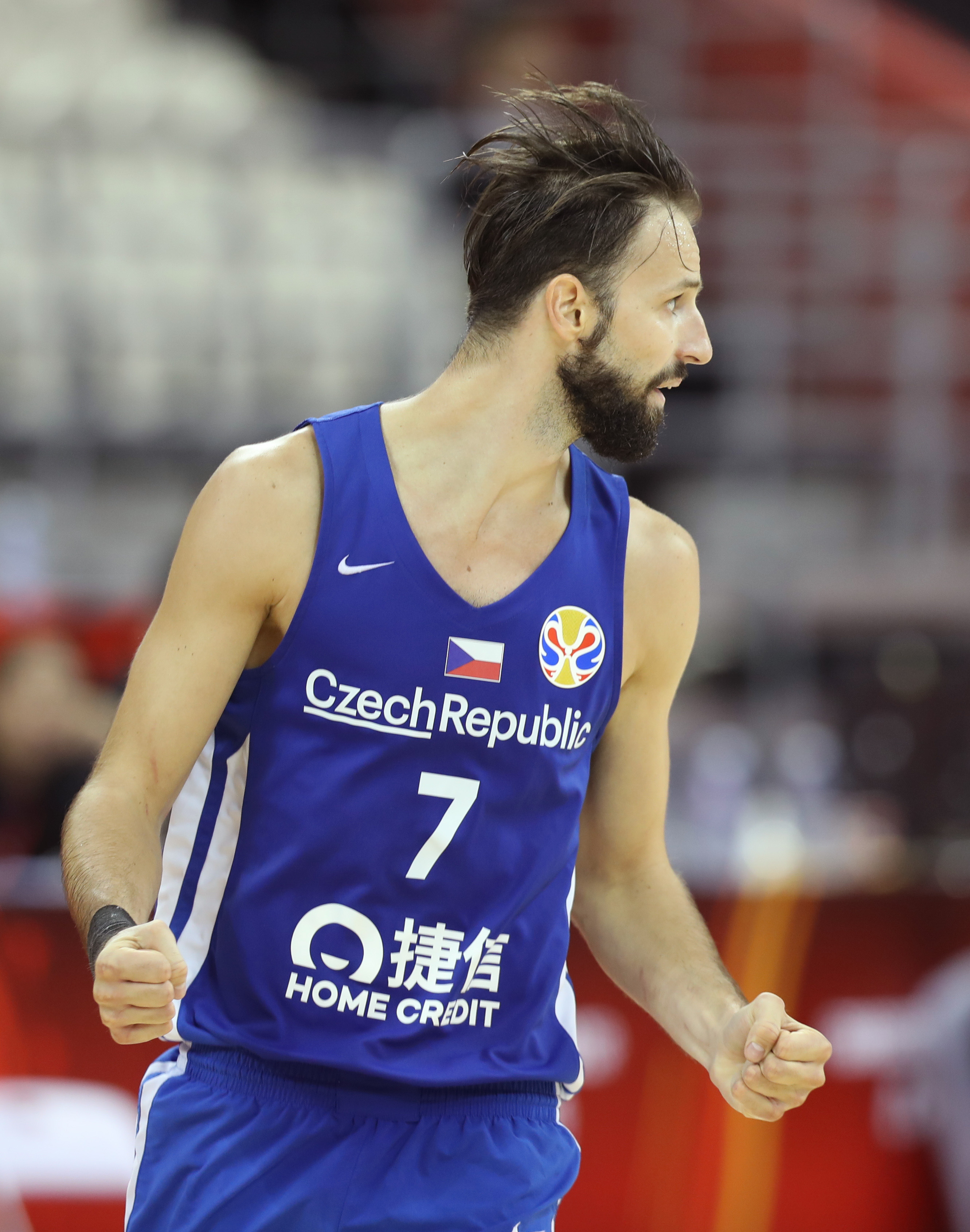 捷克队苦战晋级，展现不屈精神赢得赞誉