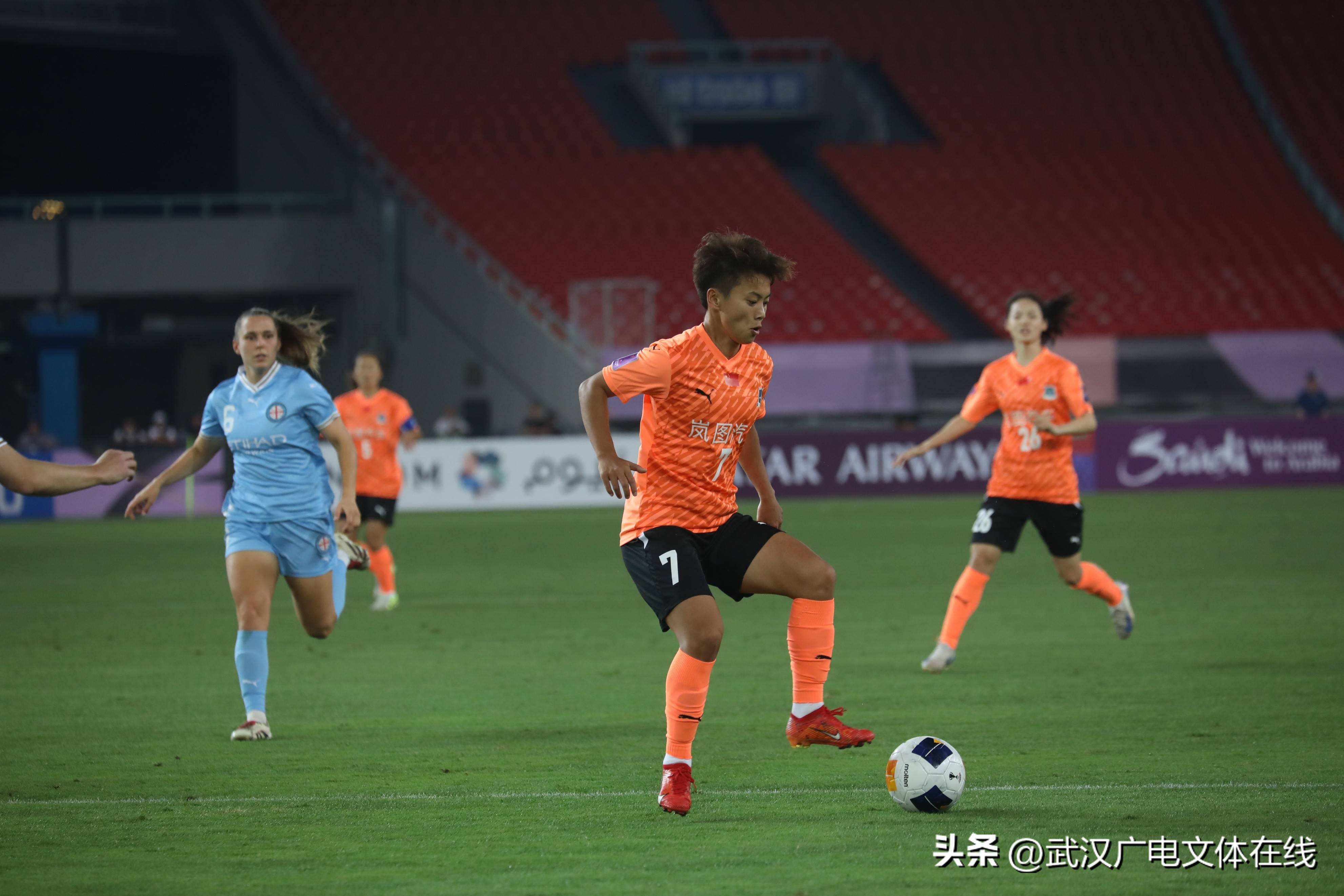 女足比赛中,实力派球队展现压倒性优势 女足比赛中,实力派球队展现压倒性优势