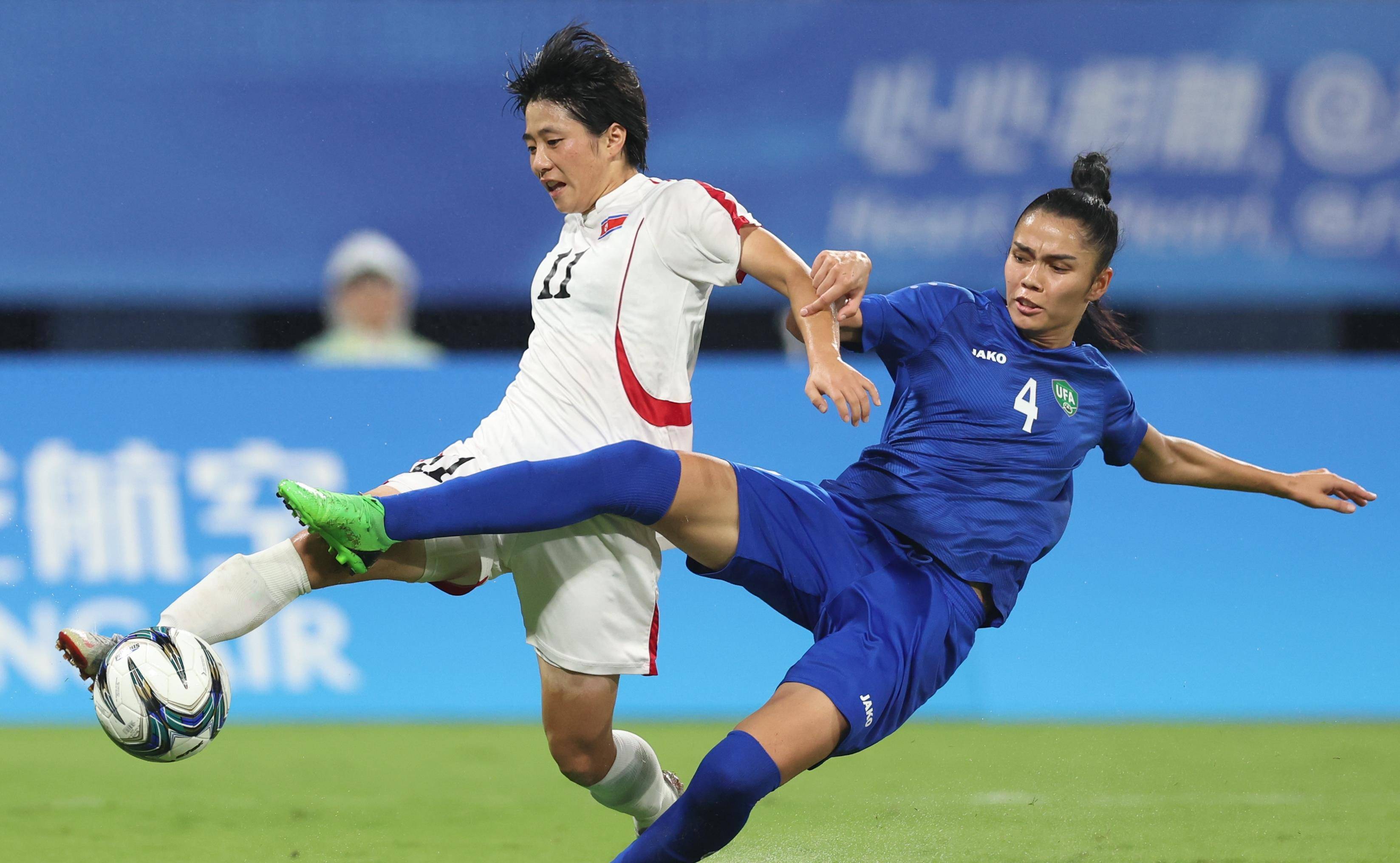 精雕细琢:女子足球队紧密配合取胜 精雕细琢:女子足球队紧密配合取胜