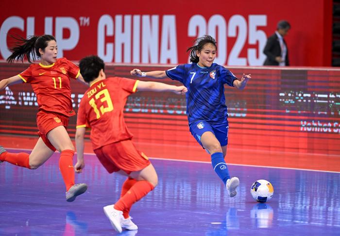 精雕细琢:女子足球队紧密配合取胜 精雕细琢:女子足球队紧密配合取胜