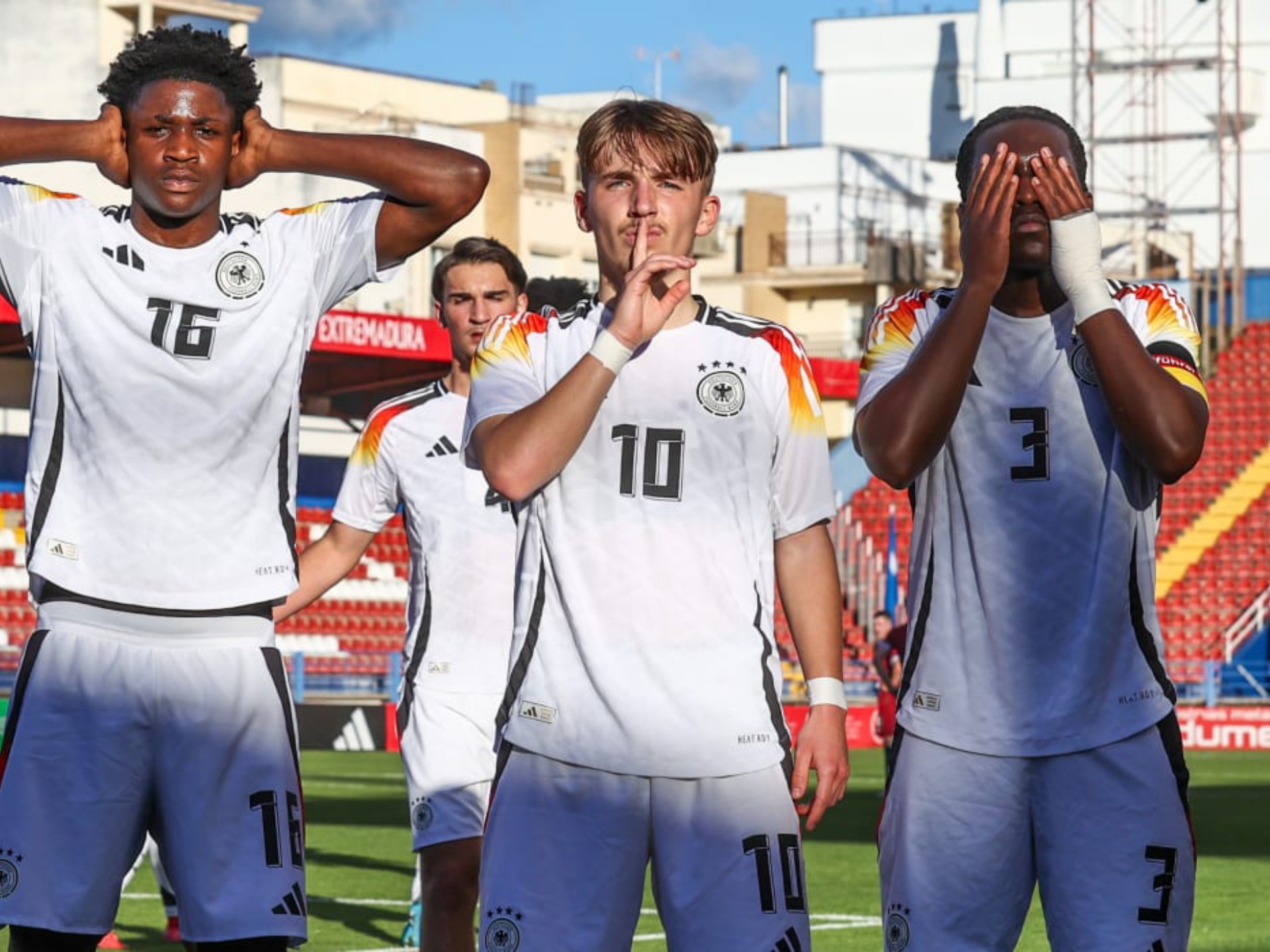 欧洲之巅争夺战:欧预赛小组赛正酣 欧洲之巅争夺战:欧预赛小组赛正酣