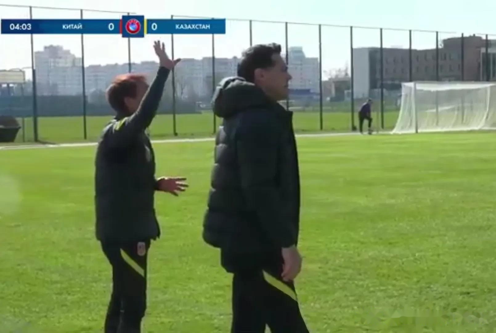 完美配合！球队队员默契配合打出精彩进攻