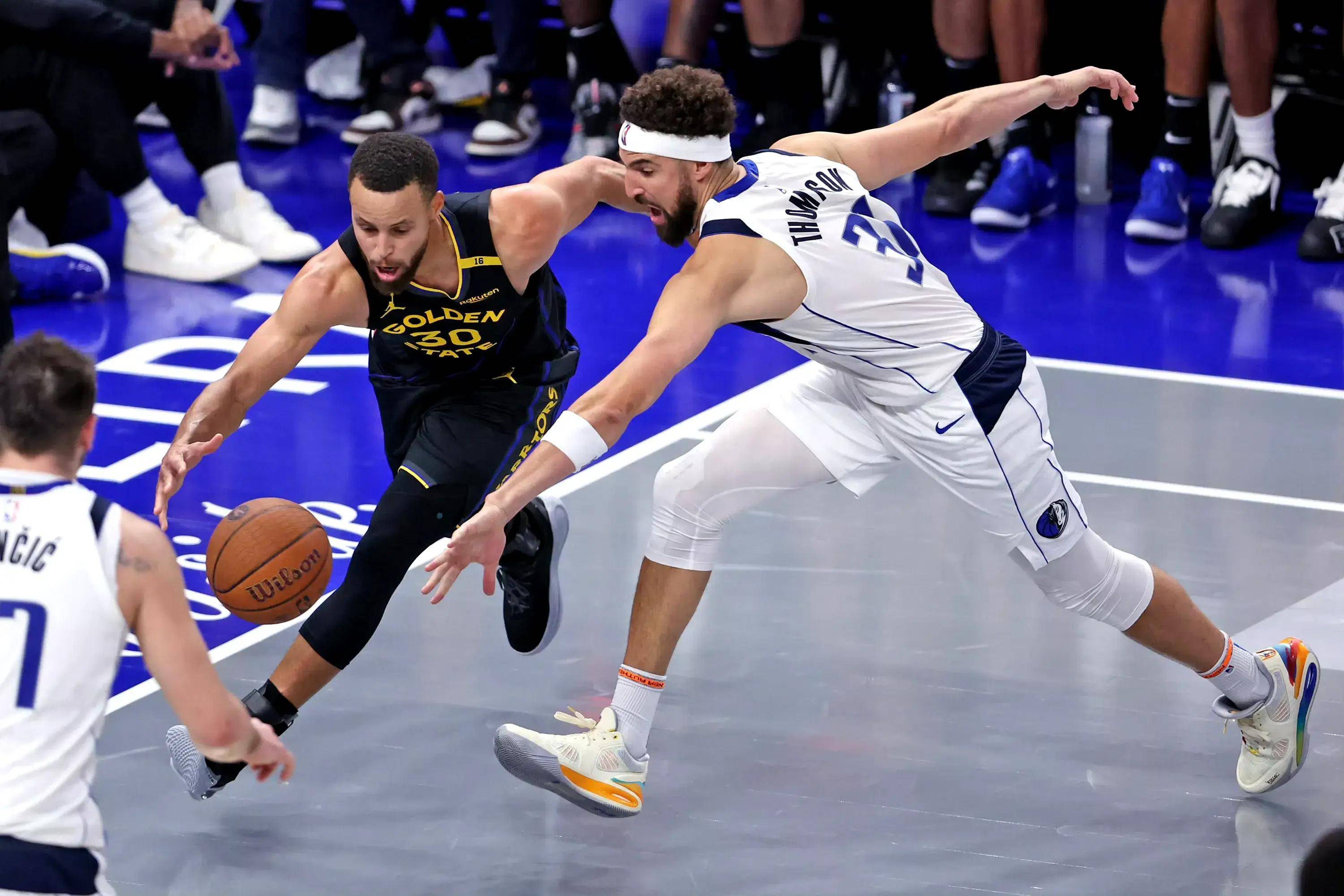 勇士大胜独行侠收官欢喜连胜 勇士大胜独行侠收官欢喜连胜