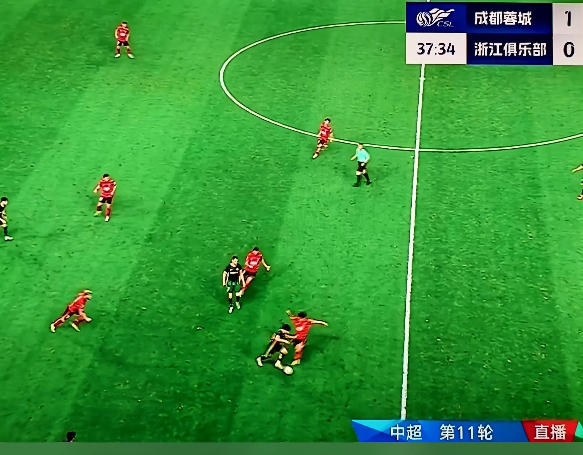 联赛热战持续,球队连续惊险获胜 联赛热战持续,球队连续惊险获胜