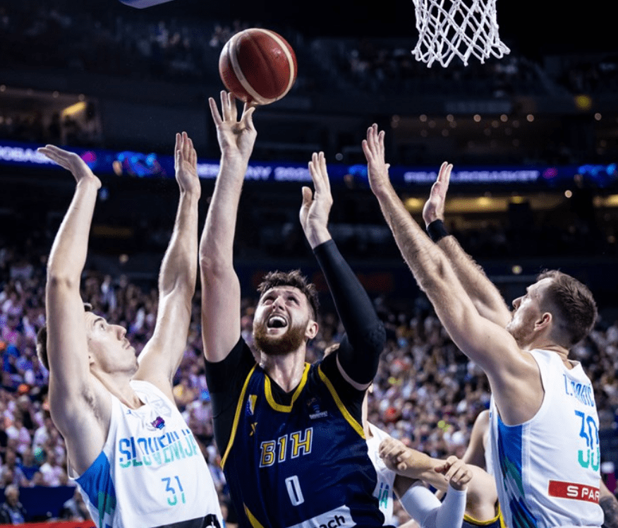 包含斯洛文尼亚中锋佳绩领队勇进下一轮的词条