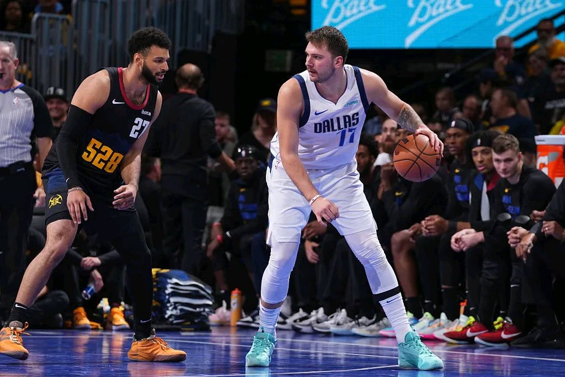 独行侠后场秀出帽，奋力追赶卫冕冠军的简单介绍