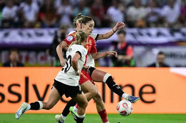 德国女足迎战南非队，赛事激烈