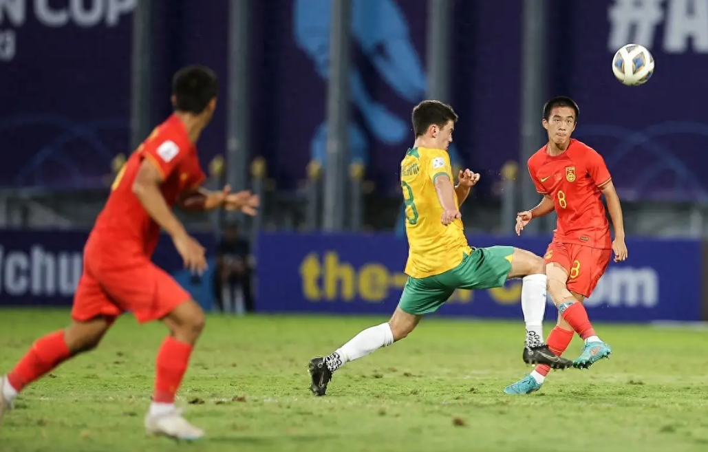 球员们在赛场上展现出强大实力 球员们在赛场上展现出强大实力