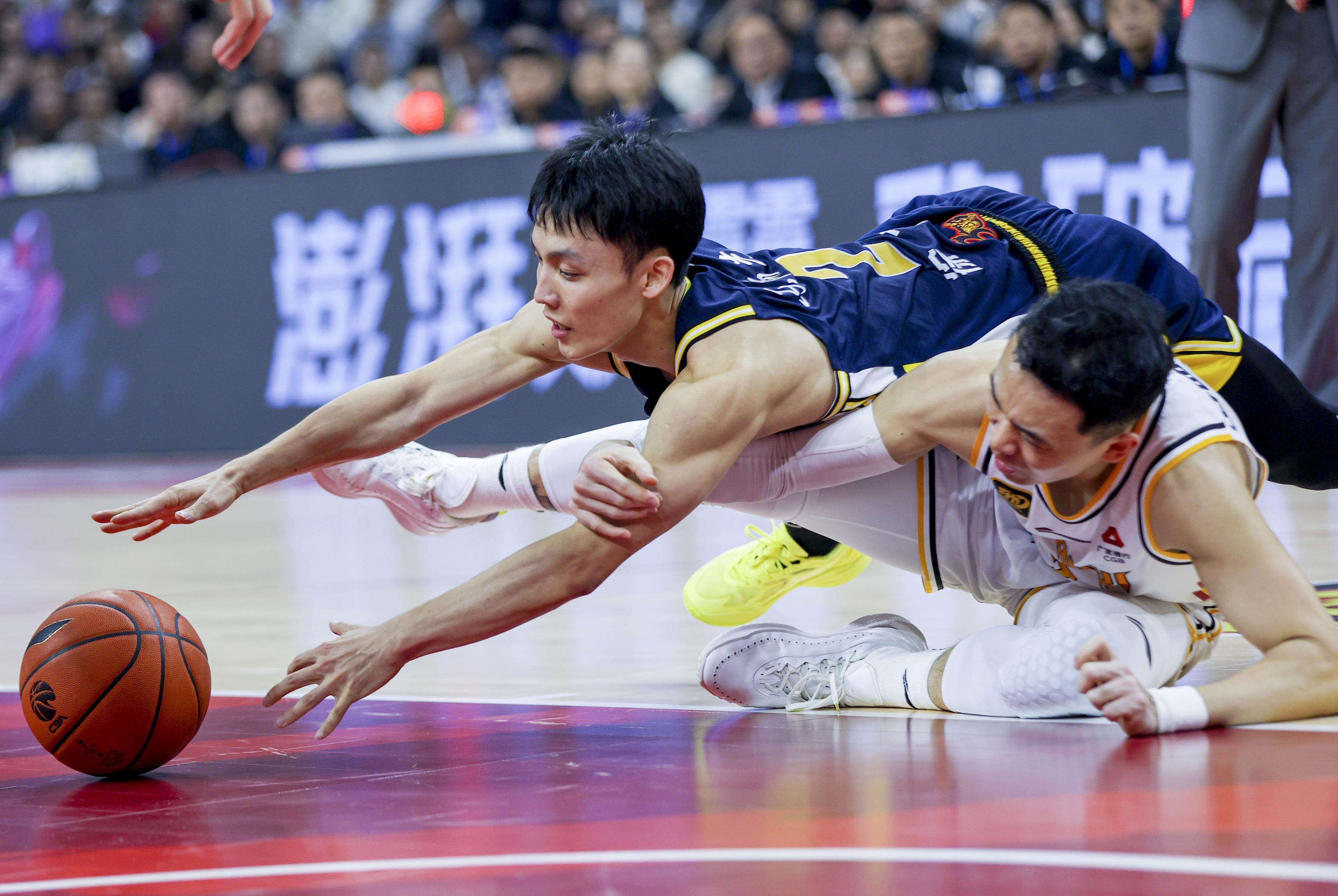 包含精锐球队角逐激烈，中国籃球职联胜负难测的词条