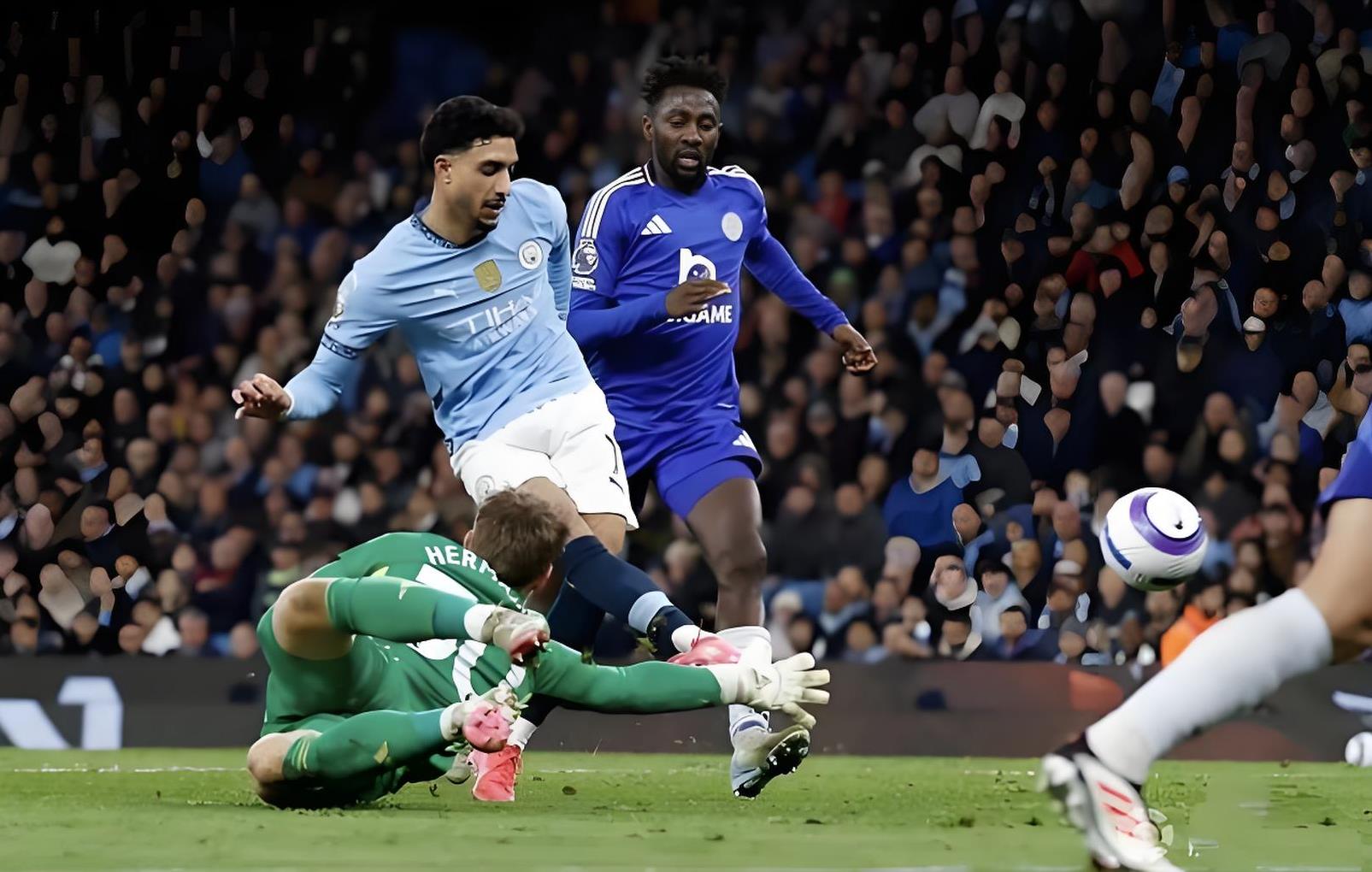 关于精彩足球对决吸引了众多球迷热情关注的信息 关于精彩足球对决吸引了众多球迷热情关注的信息