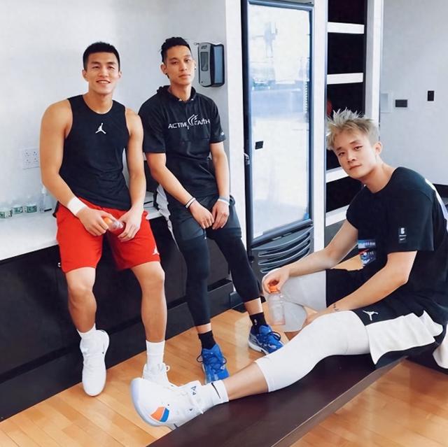 篮球比赛中球队展现顶尖水平,赢得称赞 篮球比赛中球队展现顶尖水平,赢得称赞