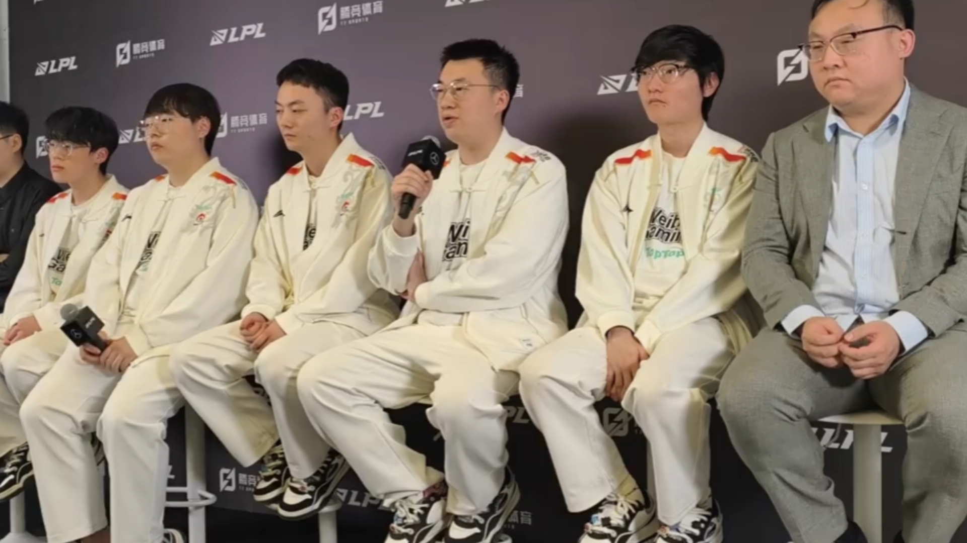 V5险胜IG，Xiaohu团战一打五宿敌对决八强赛，强势挺进下一轮