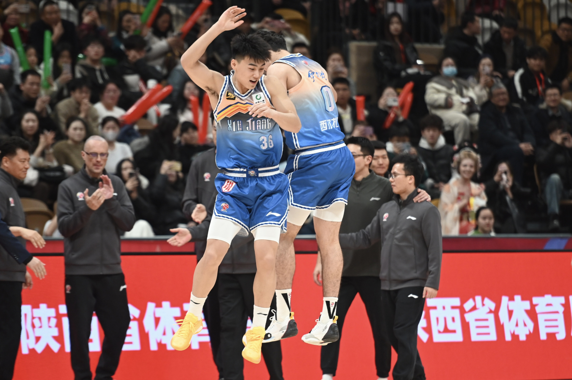 新疆队势不可挡,轻松战胜对手! 新疆队势不可挡,轻松战胜对手!