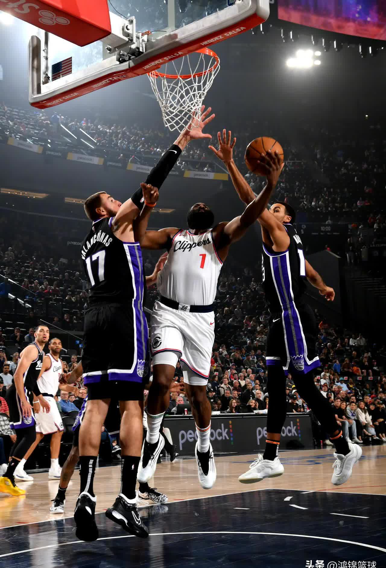 火箭队在客场战胜老鹰队,哈登三双 火箭队在客场战胜老鹰队,哈登三双