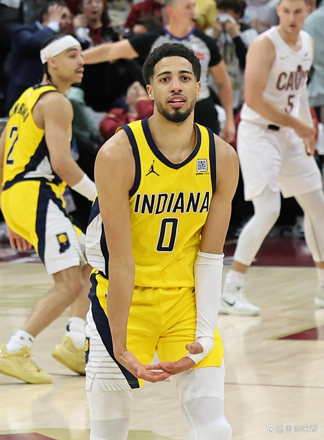 新晋球员崭露头角,被誉为新一代篮球巨星 新晋球员崭露头角,被誉为新一代篮球巨星