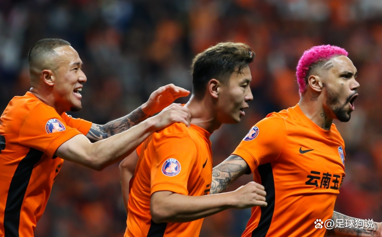 顶尖国内足球赛场上掀起热潮，球队实力对决